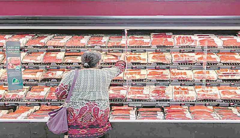 Consumidora escolhe carne na prateleira: picanha, por exemplo, já é encontrada custando R$ 199,90 o quilo (Foto: Divulgação)