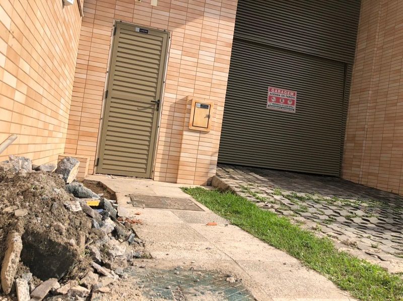 Escombros da piscina que desabou na saída da garagem do Edifício Parador (Foto: Filipe Chicarino)