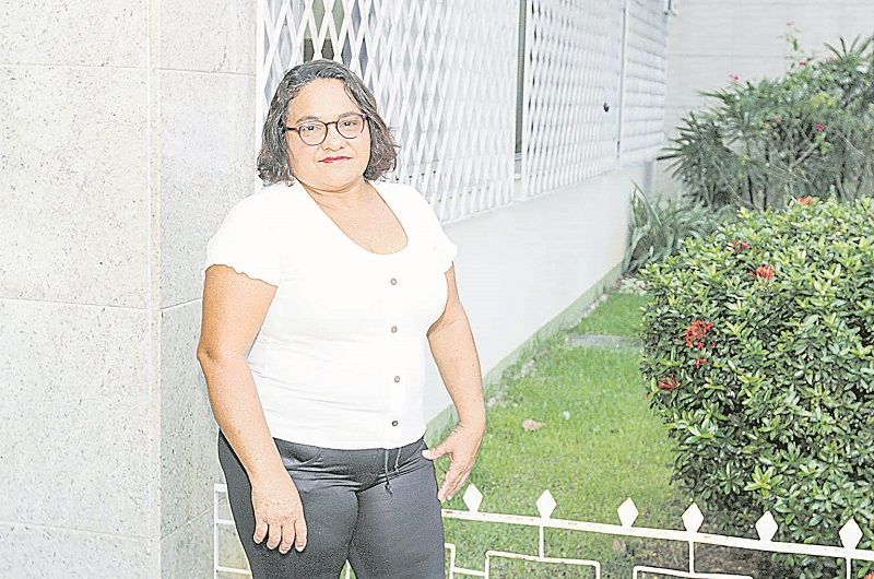 A possibilidade de antecipação da vacinação para quem tem a partir dos 50 anos deixou esperançosa a cozinheira Maria Alice Duarte Lacerda (Foto: Leone Iglesias/ AT)