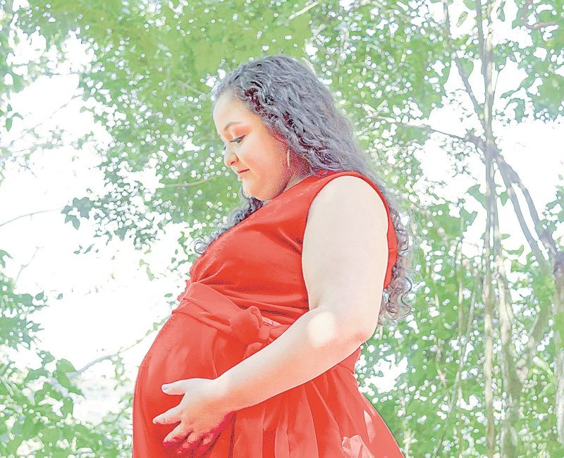 Mãe de primeira viagem do pequeno Júlio César, a auxiliar de Departamento Pessoal Daiane Martins Borchardt, de 24 anos, está no último mês de gestação e na torcida para ser vacinada o quanto antes (Foto: Edy Borchardt Fotografia/ Divulgação)