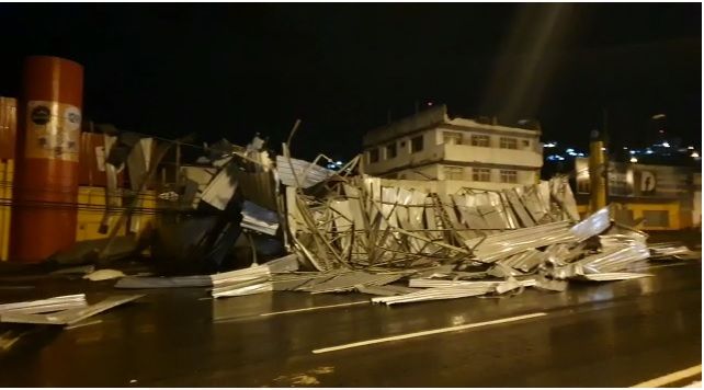 A estrutura metálica de um galpão desabou durante o temporal em Bela Vista, Cariacica, na noite de quarta (31) (Foto: Reprodução de vídeo)
