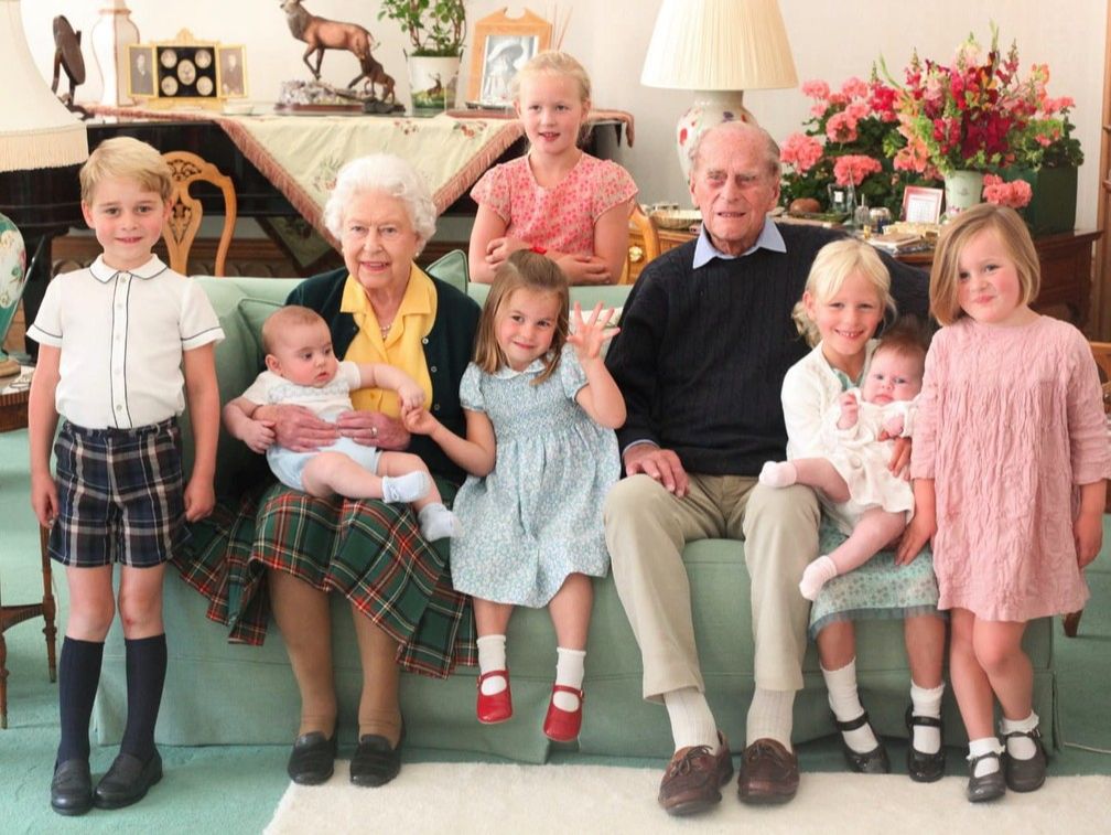 Os príncipes George e Louis, a rainha Elizabeth II, a príncipe Charlotte, Savannah Philips, príncipe Philip, Isla Philips, Lena Tindall e Mia Tindall (Foto: Duquesa de Cambridge/ Acervo pessoal)