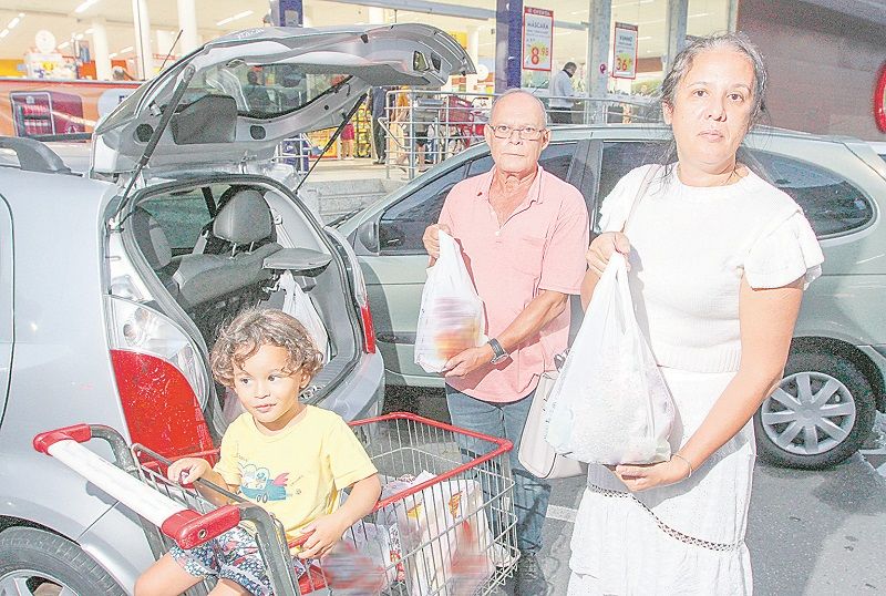 Salomão com Vanuzia e o neto Benjamin: aumentos de preços vêm deixando as compras cada vez mais básicas (Foto: Beto Morais/AT)