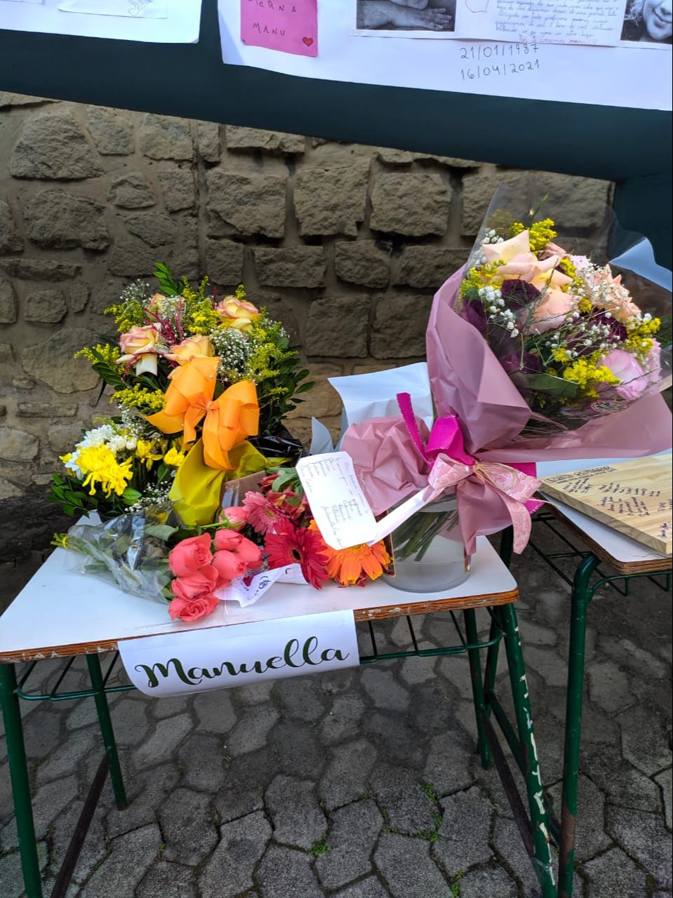 Flores foram deixadas em frente à escola (Foto: Michelle Mirral)