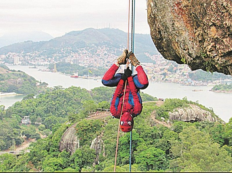 Fred Maciel Ribeiro, que é administrador de empresas, fantasiado de Homem-Aranha e de cabeça para baixo durante um rapel (Foto: Acervo pessoal)