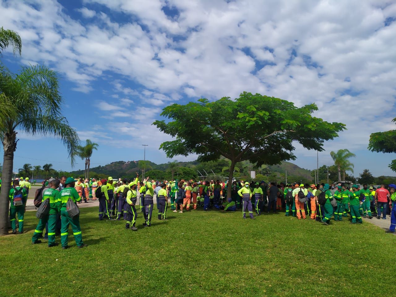 Funcionários se reuniram na Praça do Papa, em Vitória (Foto: Júlia Afonso)