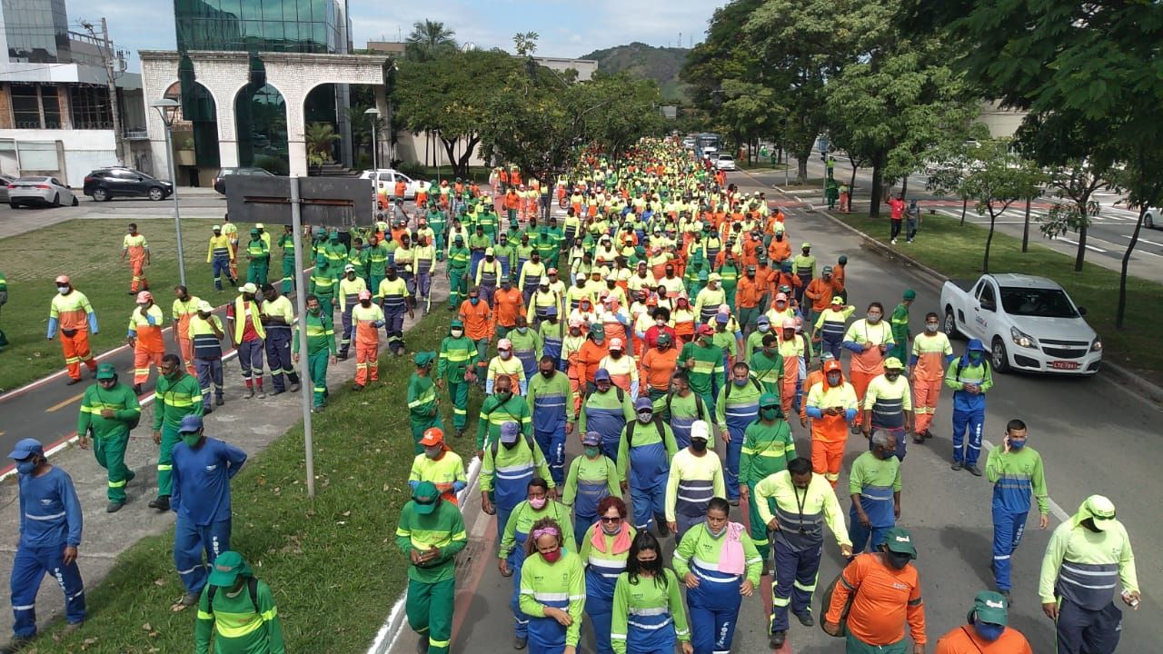 Trabalhadores seguiram para a Sesa (Foto: Fábio Nunes/ AT/ 19/04/2021)