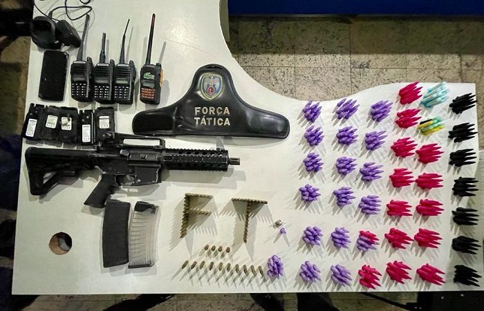 Fuzil e materiais apreendidos (Foto: Divulgação Polícia Militar)