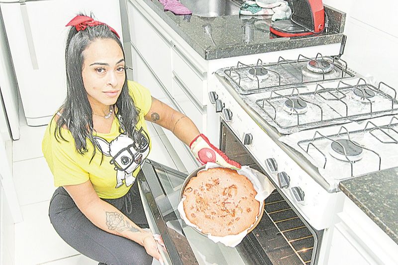 Profissional autônoma Aline Vargas mora em condomínio com gás encanado. (Foto: Jornal A Tribuna.)