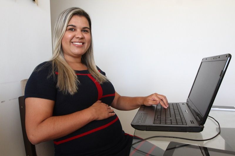 A enfermeira assistencial e coordenadora de banco de sangue Pâmela Rabelo está grávida de 6 meses, e enquanto aguarda a chegada de Lorenzo, está trabalhando de casa. (Foto: Dayana Souza/AT)