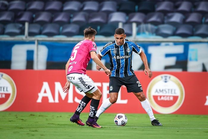 Diego Souza tenta se livrar da marcação (Foto: Lucas Uebel | Grêmio FBPA)