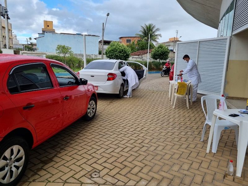 Idosos esperam quase 14 horas na fila para receber vacina em Guarapari (Foto: Roberta Bourguignon)