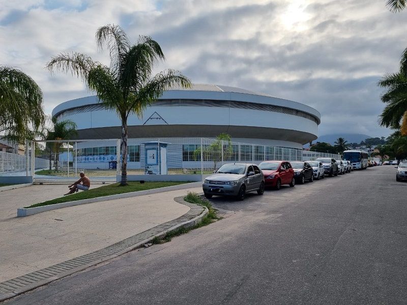 Fila de carros à espera de vacina no Complexo Esportivo Maurice Santos, em Guarapari (Foto: Roberta Bourguignon)