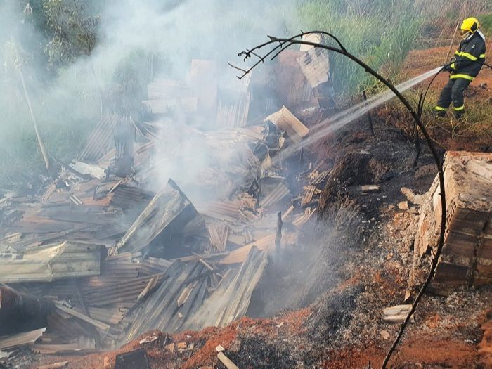 Casa pegou fogo e moradora perdeu tudo (Foto: Divulgação Corpo de Bombeiros)