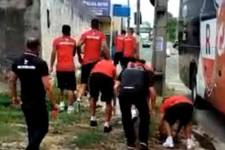 Jogadores desceram e enfrentaram os torcedores (Foto: Reprodução/ Redes sociais)