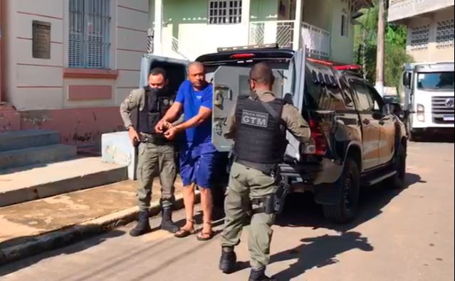 José Carlos Marinho foi levado para a Delegacia da cidade, entes de seguir para o local onde jogou a arma (Foto: Reprodução / TV Tribuna-SBT)