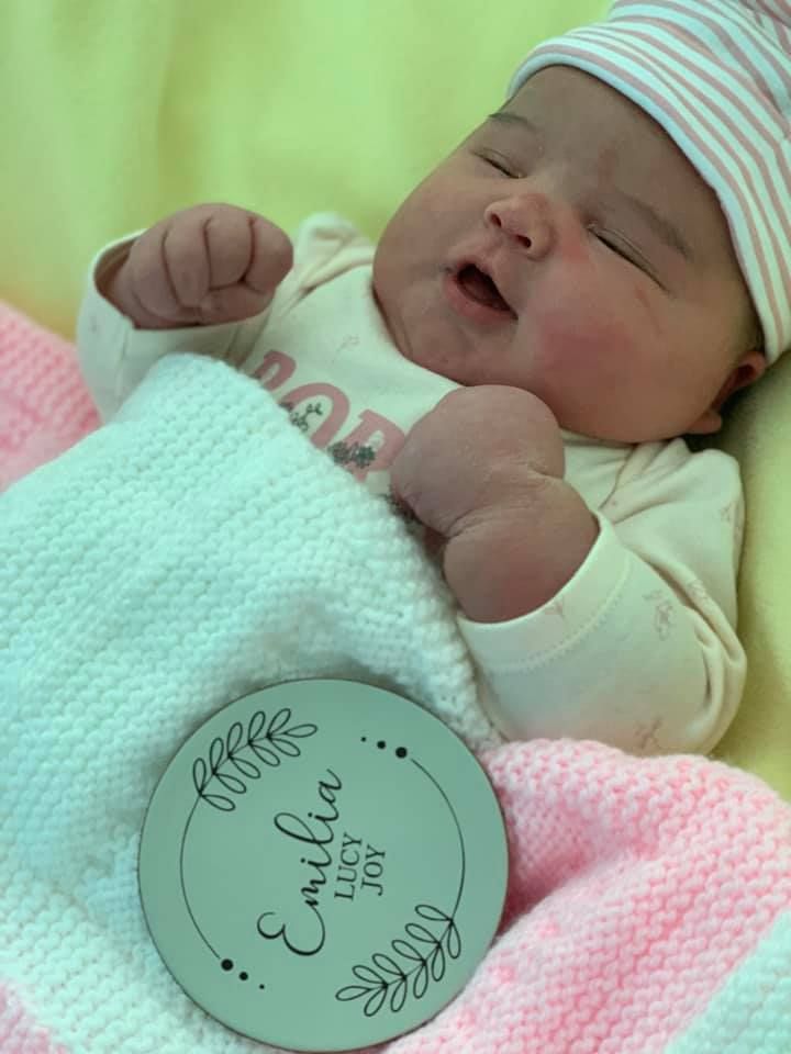Emília nasceu com 5,89 quilos (Foto: Reprodução/ Facebook)
