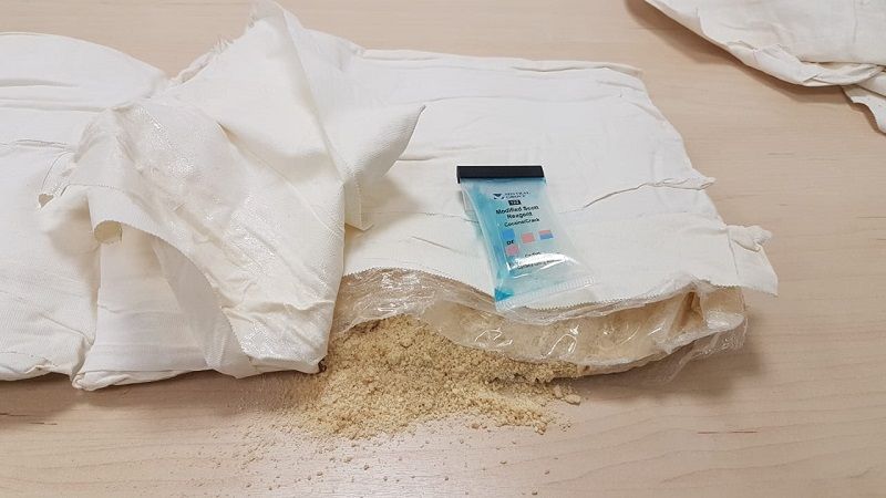 Jovem é presa com droga enrolada ao corpo no Aeroporto de Vitória (Foto: Divulgação/ Polícia Federal)