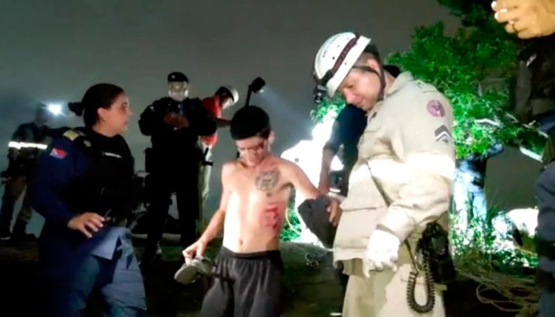 Jovem foi resgatado por equipes do Corpo de Bombeiros e Guarda Municipal de Vila Velha (Foto: Taynara Nascimento / AT)