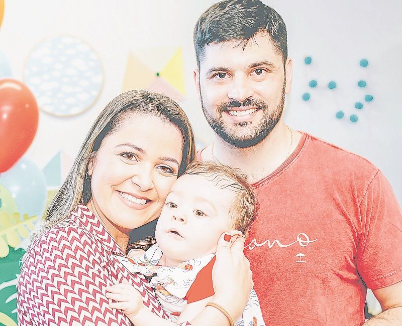 Aline Mara Guimarães Muniz, 33, e Igor Barbarioli Muniz, 35, com o filho do casal, Cauã, de 2 anos, que faz tratamento de terapia ocupacional e fisioterapia para ajudar na locomoção (destaque) (Foto: Acervo de família)