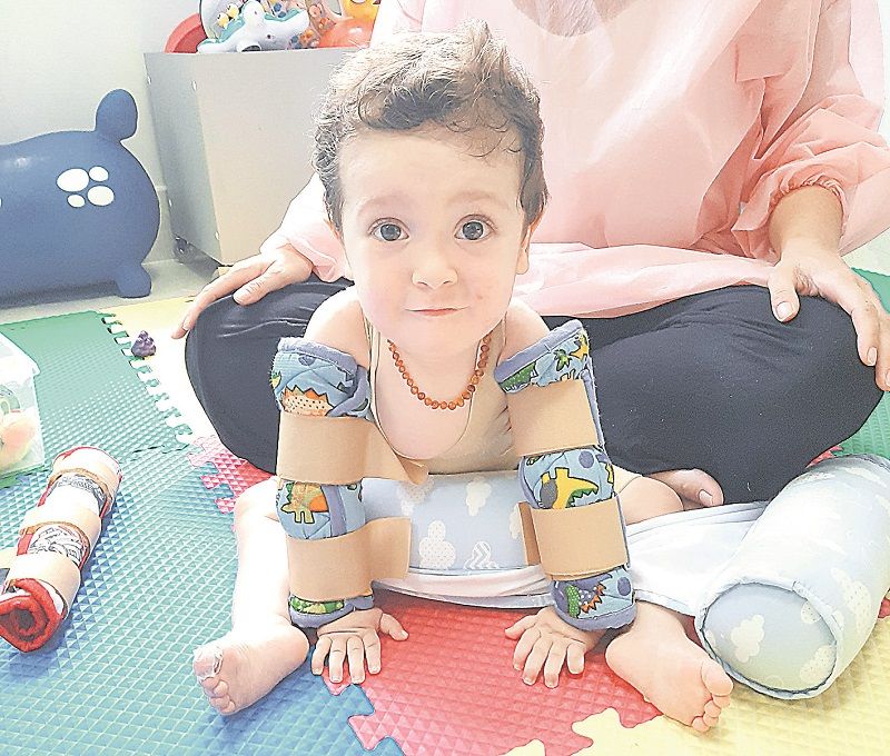 Cauã, de 2 anos, que faz tratamento de terapia ocupacional e fisioterapia para ajudar na locomoção (Foto: Acervo Pessoal)