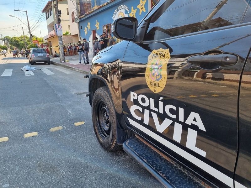 Leandro Silveira Freitas foi morto a tiros em Guarapari e a polícia foi para o local apurar o crime (Foto: Roberta Bourguignon)
