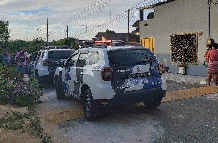 Mãe e filho foram mortos a tiros dentro de casa. Os corpos foram encontrados embaixo de uma cama (Foto: Luciana Máximo)