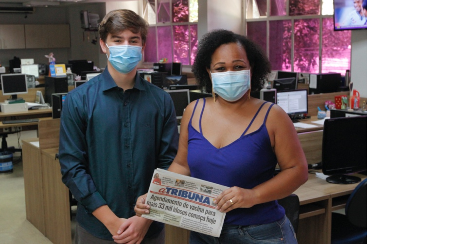 Estudante Léopold Teissonière e a editora de Pauta Giovana Rangel (Foto: A Tribuna)