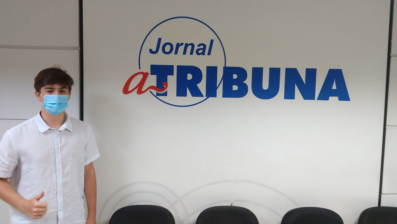 Estudante Léopold Teissonière em A Tribuna (Foto: A Tribuna)