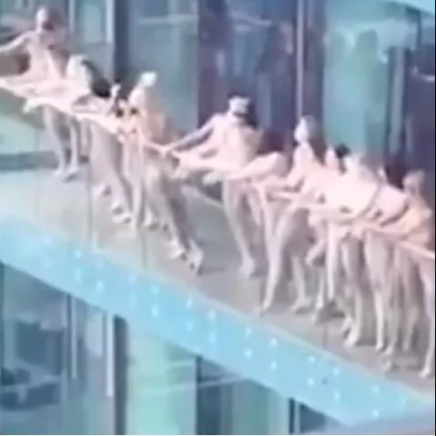 As mulheres estavam em um prédio de luxo para a filmagem de uma propaganda para um site israelense (Foto: Reprodução/ Twitter @ivan8848)