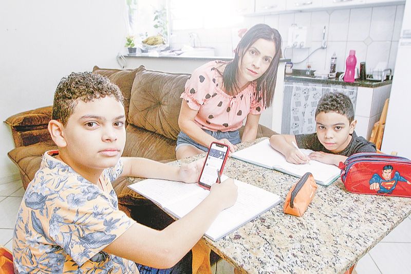 A cozinheira Rosa Maria diz que os filhos Gabriel, de 11 anos, e Daniel, de 7, precisam dividir celular durante as aulas (Foto: Dayana Souza/AT)