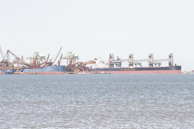 Navios no Porto de Tubarão (Foto: Kadidja Fernandes/ AT/ 17/05/2018)
