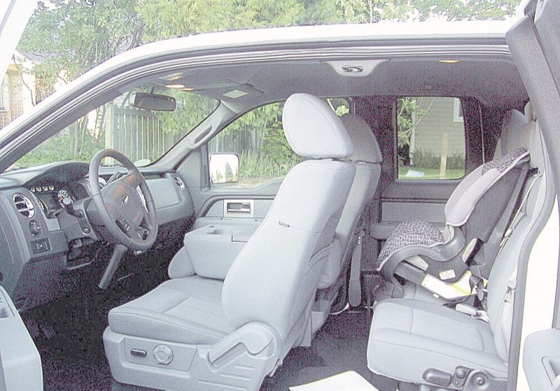 Carro com cadeirinha: a partir de agora, crianças menores de 10 anos e as que tenham até 1,45m de altura devem utilizar dispositivos de retenção adequados para cada idade, no banco traseiro do veículo (Foto: Arquivo/ AT)