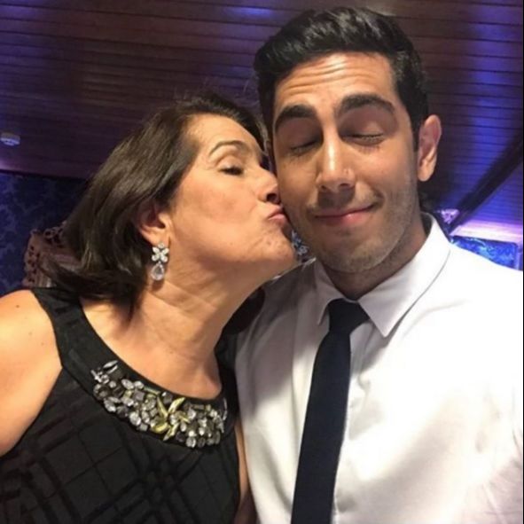O humorista Jonathan Nemer ao lado da mãe (Foto: Reprodução/ Instagram @jonathannemer)