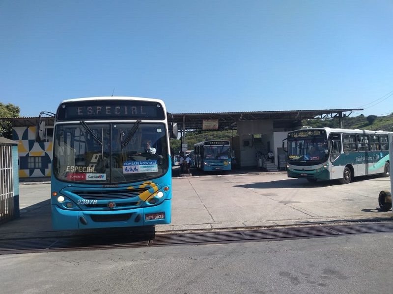 Ônibus deixam a garagem da viação Grande Vitória, na rodovia Serafim Derenzi, em Vitória (Foto: Fábio Nunes/AT)