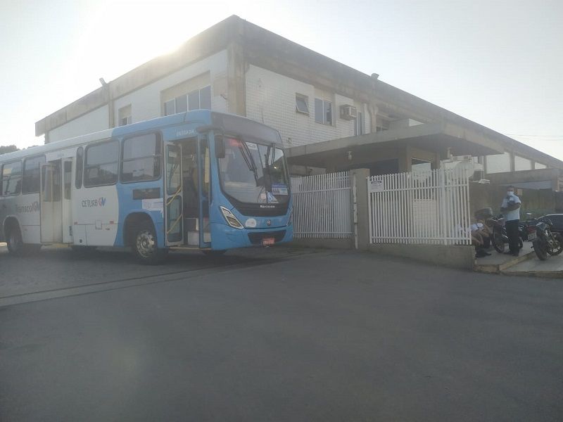 Ônibus estacionado no portão da garagem da viação Santa Zita, em Marcílio de Noronha, Viana. (Foto: Kananda Natielly)