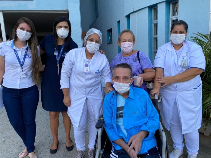 Equipe do hospital que ajudou a localizar mãe de paciente (Foto: Divulgação/ Santa Casa de Cachoeiro de Itapemirim)