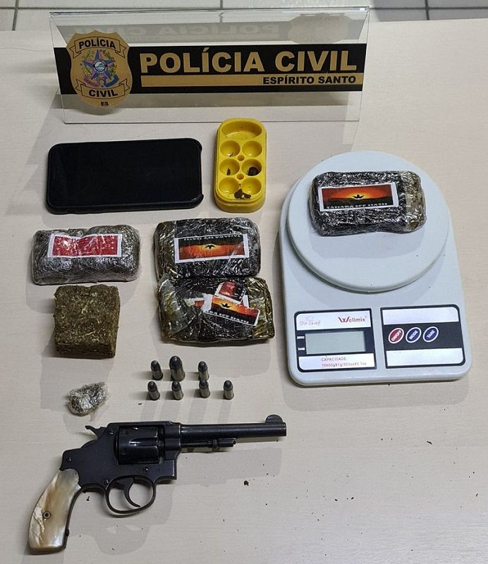 Pai e filho foram presos em Cachoeiro de Itapemirim, acusados de envolvimento com o tráfico de drogas. (Foto: Foto: Polícia Civil)