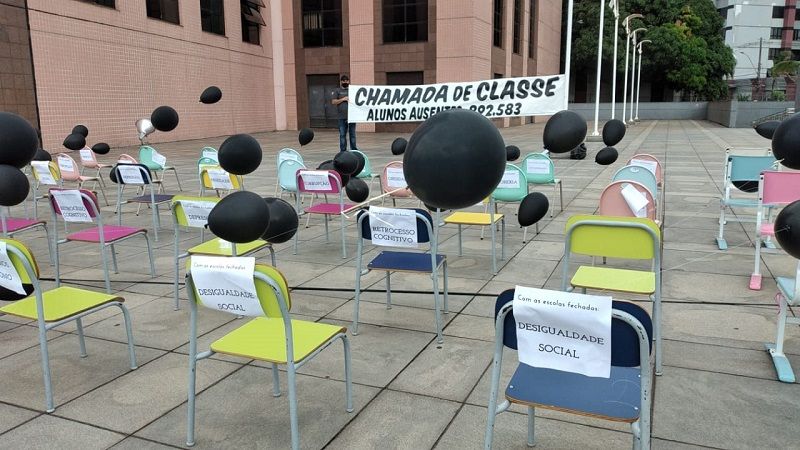 Pedindo o retorno das aulas presenciais, os manifestantes posicionaram cadeiras escolares com balões pretos, representando o luto pelo fechamento das escolas (Foto: Divulgação)