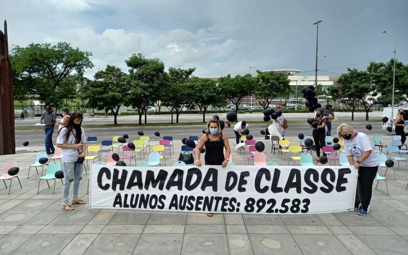 Pedindo o retorno das aulas presenciais, os manifestantes posicionaram cadeiras escolares com balões pretos, representando o luto pelo fechamento das escolas (Foto: Divulgação)