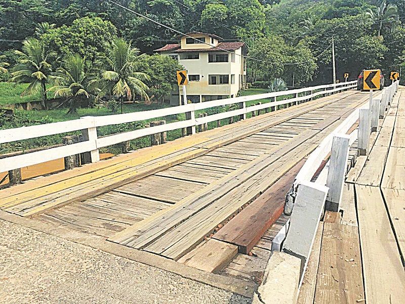 Ponte com estrutura improvisada de madeira em Alfredo Chaves. Estrutura faz parte da rodovia ES-146 (Foto: Clóvis Rangel)