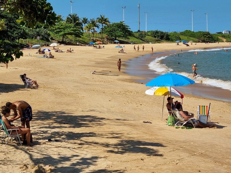 Praia da Bacutia, em Guarapari: prefeitura proibiu uso de cadeira e guarda-sol nas praias (Foto: Roberta Bourguignon)