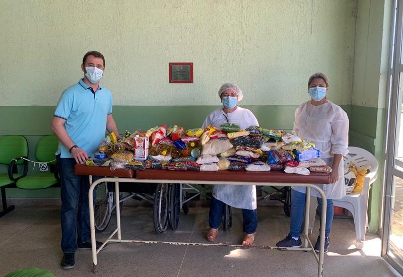 Os idosos foram convidados a doar alimentos para as cestas básicas que serão montadas e entregues às pessoas carentes do município (Foto: Divulgação)
