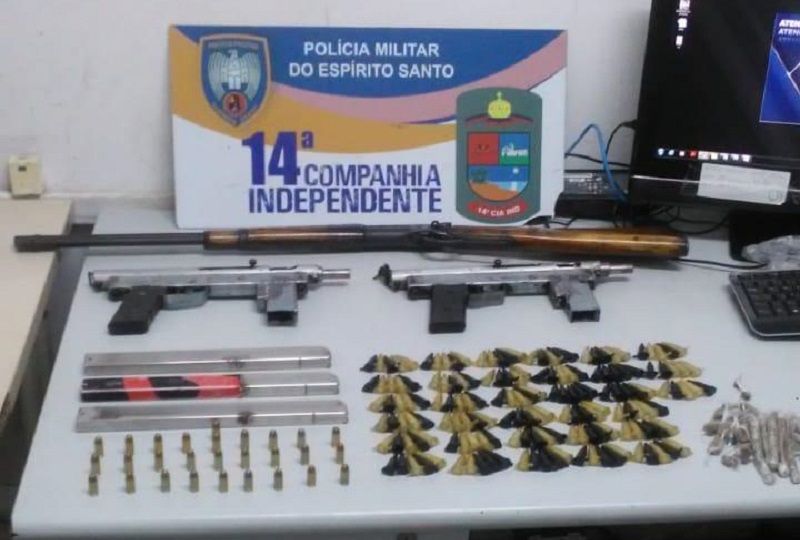 Foram apreendidas duas metralhadoras, uma arma longa sem marca e várias munições, além de haxixe, maconha e cocaína (Foto: Divulgação)