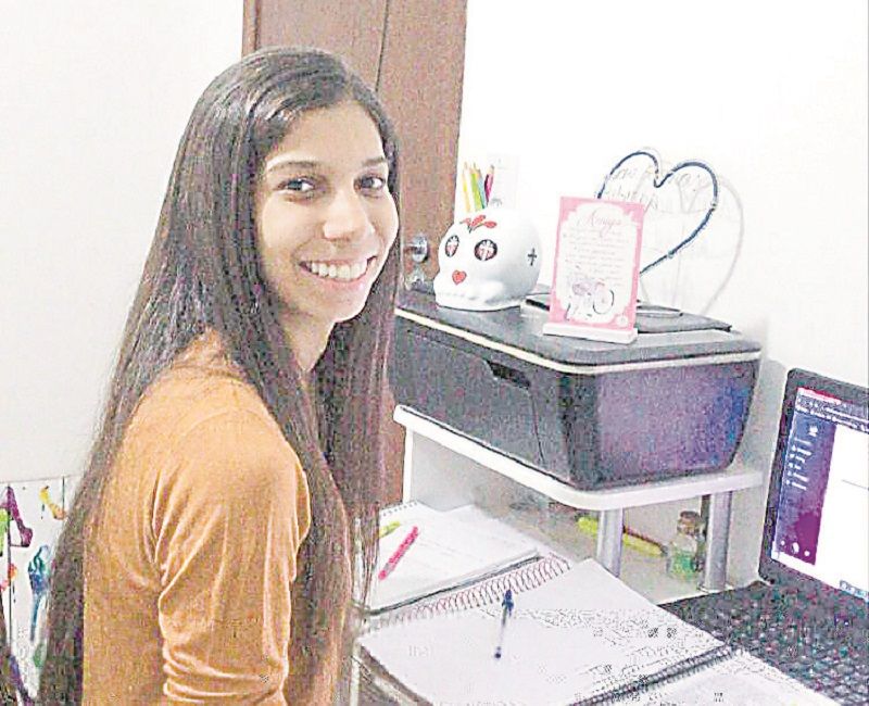 A estudante do primeiro ano de Direito Camila Pereira, de 22 anos, dedica boa parte do dia aos estudos para ingressar na carreira policial (Foto: Acervo Pessoal)