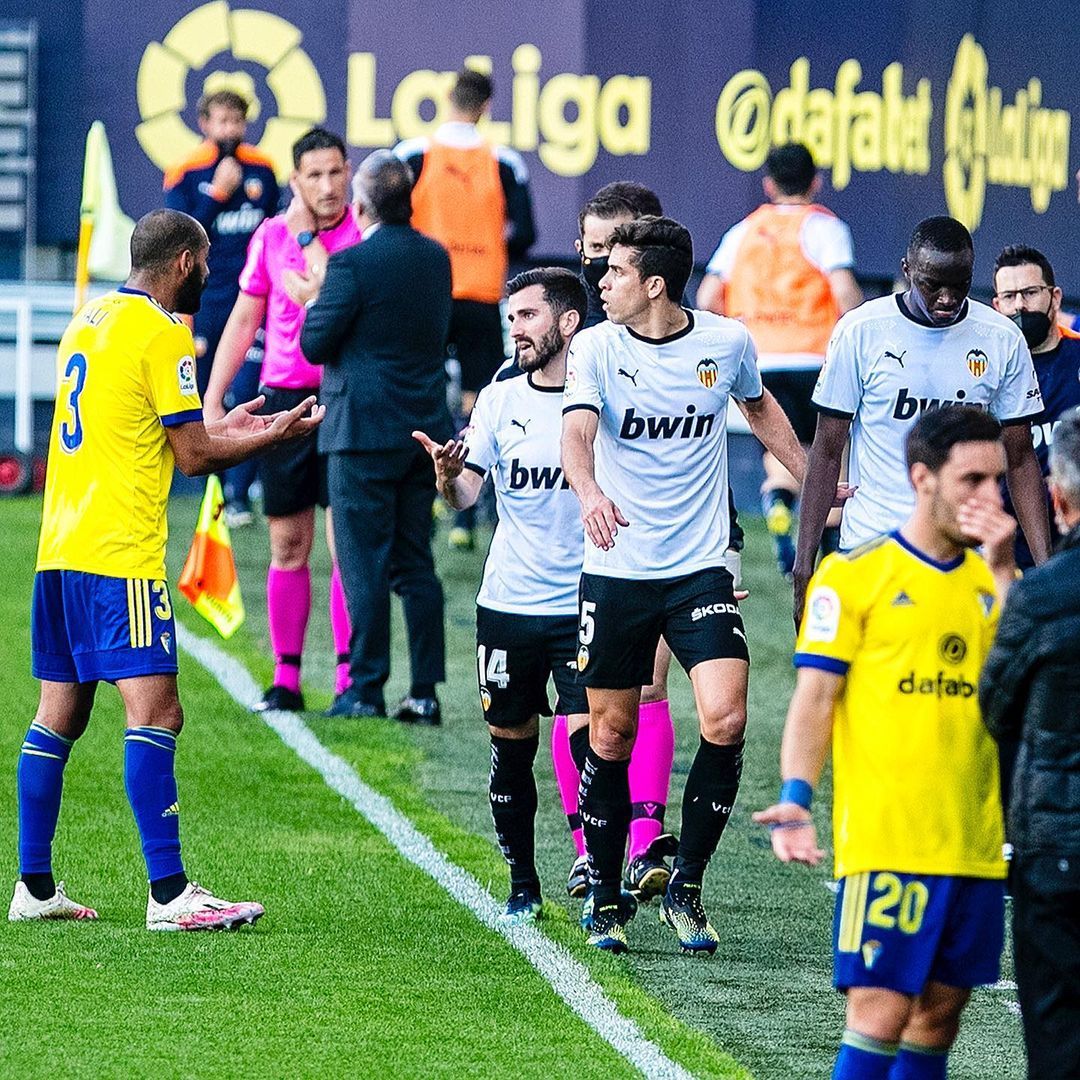 Diakhaby pediu aos companheiros de equipe que retornassem ao jogo. (Foto: Divulgação Valencia FC)