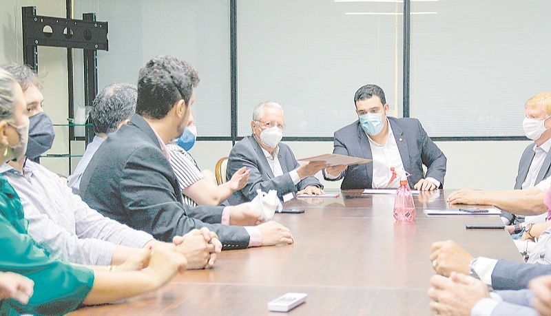 Reunião com o deputado Erick Musso e representantes do comércio (Foto: Leonardo Duarte/ Divulgação)