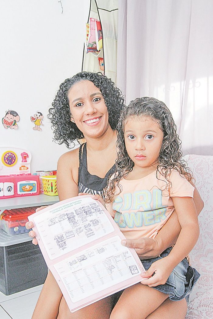 Sabrina vai levar a filha Sofia, de 3 anos, para ser vacinada contra a gripe (Foto: Beto Morais/AT)