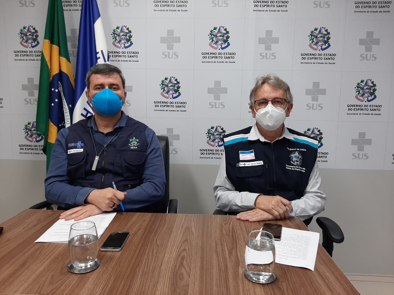 Reblin (à direita) participou da coletiva de imprensa ao lado do secretário Nésio Fernandes (Foto: Assessoria SESA)