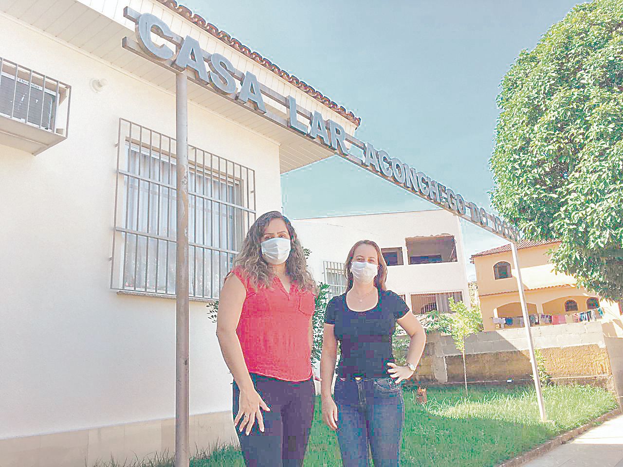 Sheila Meriguete e Daiana Lampier pedem ajuda para que os abrigos continuem funcionando (Foto: Clóvis Rangel)